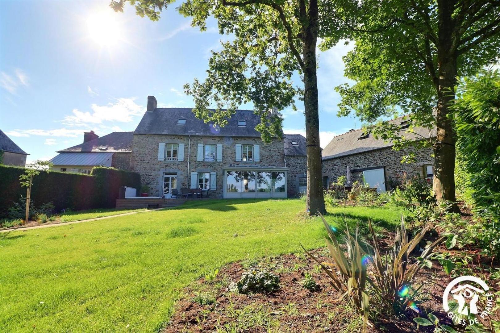 Bazouges-la-Pérouse Le Jardin De Quercus Bed & Breakfast エクステリア 写真